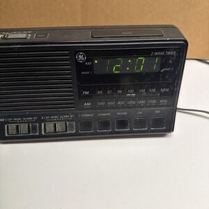Vintage GE General Electric AM/FM Digital Alarm Clock Radio Model 7-4648A
